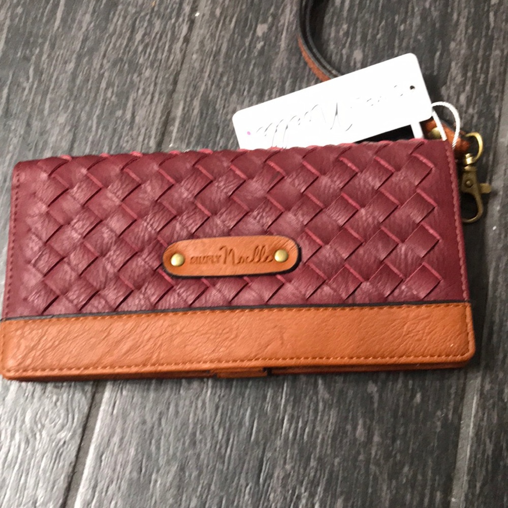 Noelle wallet with removable strap